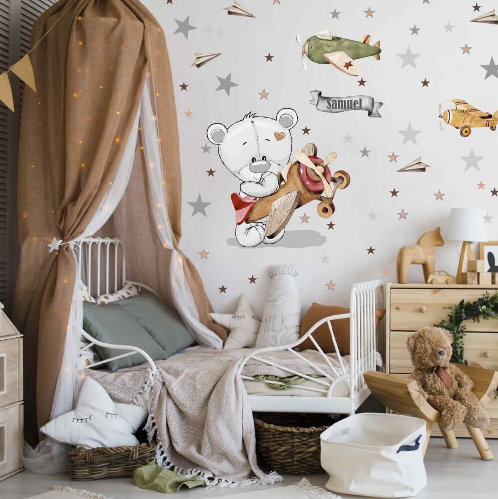 Sticker mural pour garçon - Ours avec un avion et des étoiles pour chambre d'enfant